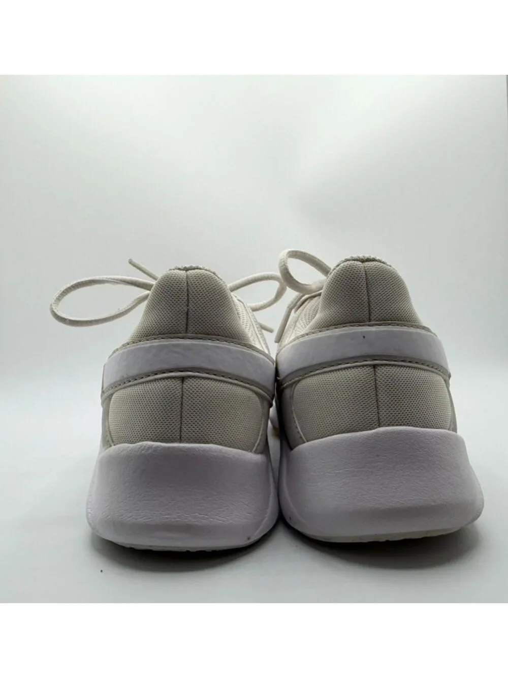 Nike Legend Essential 2 Trainers Women Size 7.5 Platinum Tint/Metallic Gold Star